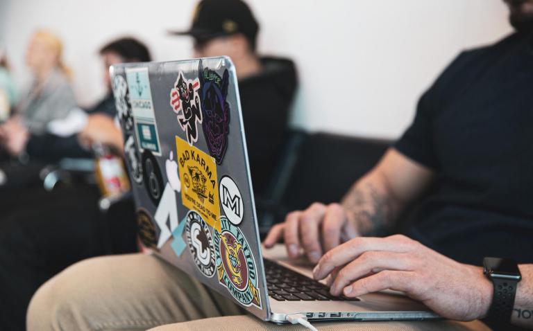 stickers_op_laptop_2.jpg